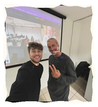 Pietro insieme a un partecipante dopo una lezione